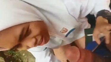 Jilbab SMP Dipaksa Nyepong Dibelakang Sekolah