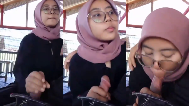 Jilbab mesum nyepong kontol pacar ditempat umum